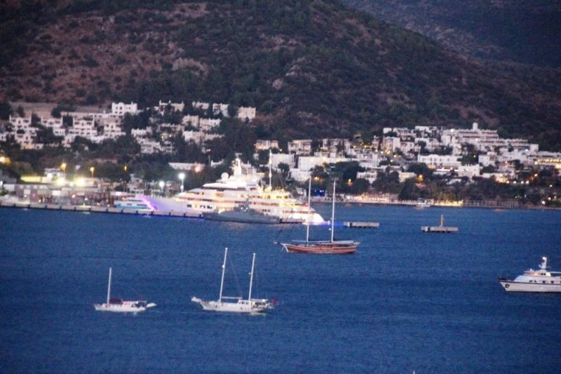 Mega yatı gören dönüp bir daha baktı
