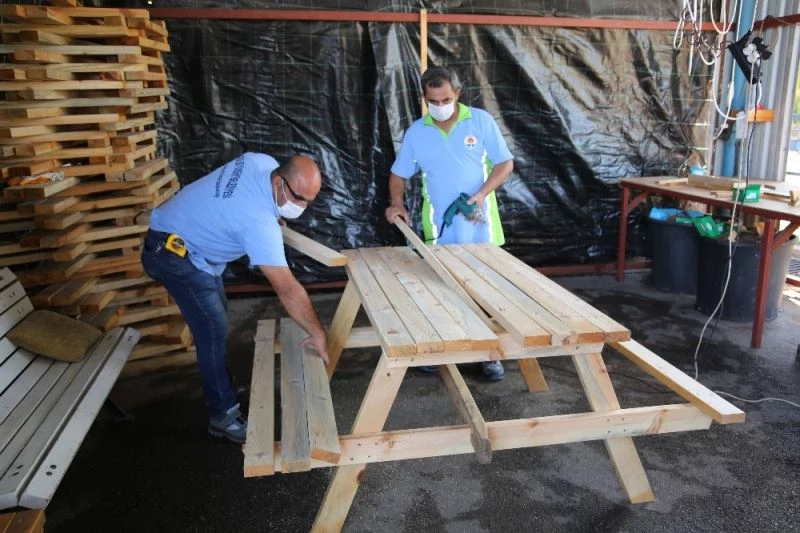 Büyükşehir, bank ve piknik masalarını kendi atölyesinde üretiyor
