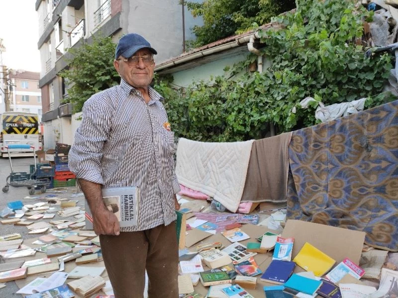 (Özel) Yüzlerce kitabı sokakta böyle kuruttu
