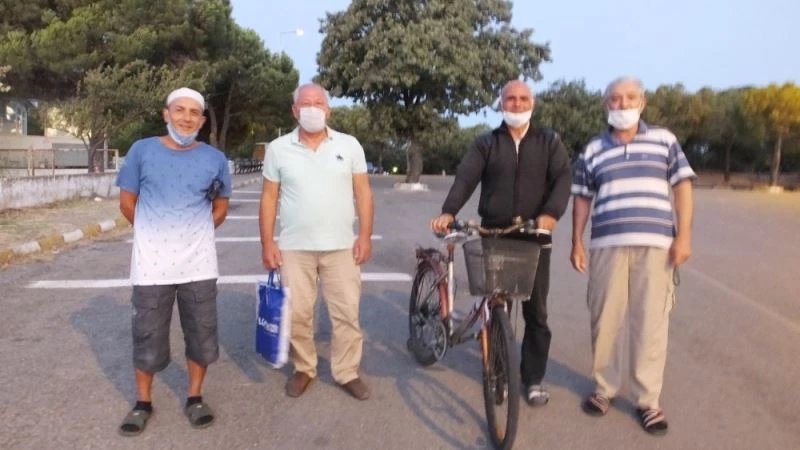 Gökyüzünde ay ile yıldızın duygulandıran buluşması
