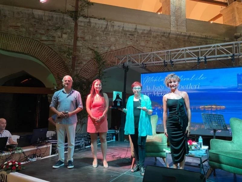 Kuşadası, sevilen yazar Buket Uzuner’i ağırladı
