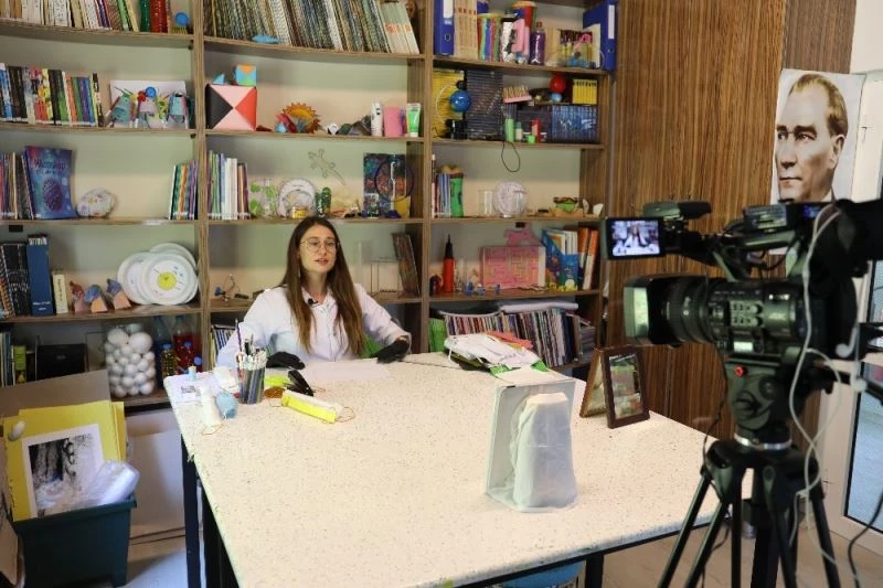 Marmarisli çocuklar, online eğitimin ilk dersinde maske yapmayı öğrendi

