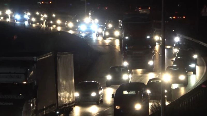 Büyük şehirlere geri dönüş için yollara akın ettiler: ’kilit kavşak’ta trafik yoğunluğu
