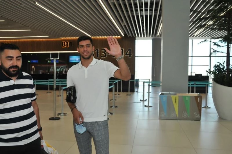 Cenk Özkaçar, Lyon’a imza atmak için Fransa’ya uçtu
