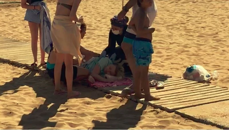 Plajda yürüyen genç kadın aşırı sıcaktan fenalaştı
