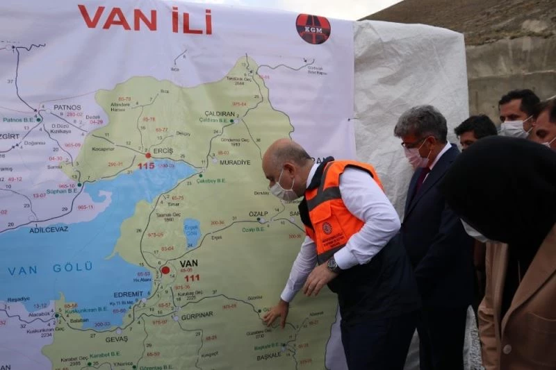 Bakan Karaismailoğlu: “Mühendislik açısından dünyanın gıptayla baktığı projeleri yapıyoruz”
