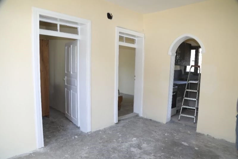 Evi yanan bedriye teyzeye  başkan kocaispir sahip çıktı
