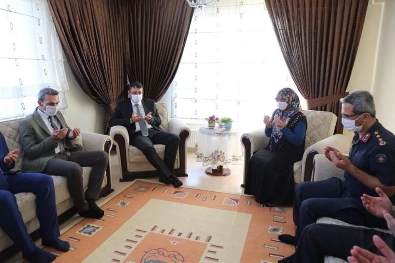 Vali Çelik, Şehit Piyade Er Halil Akarsu’nun ailesini ziyaret etti
