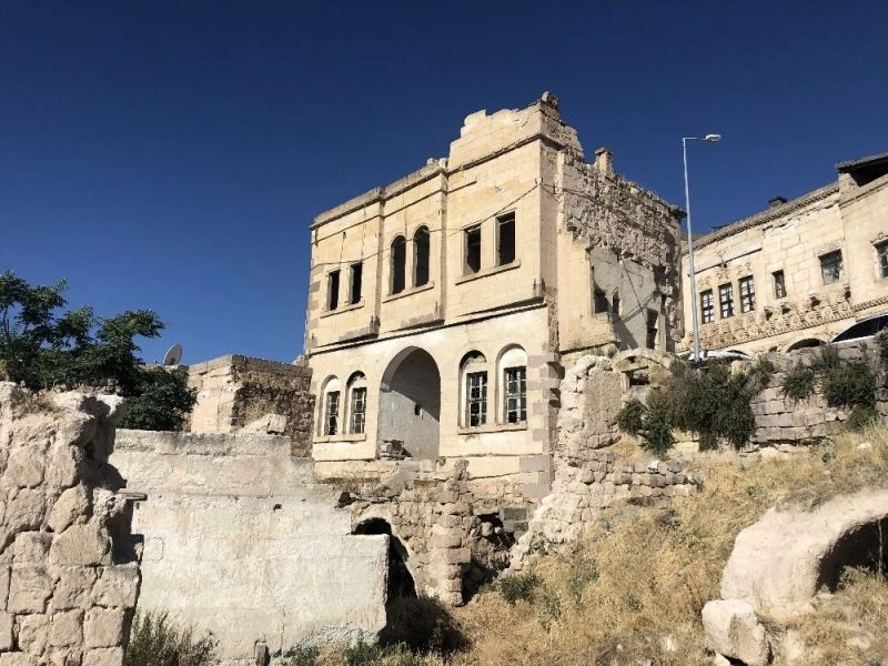 Kapadokya’da 100 yıllık tarihi binaya zincirli koruma
