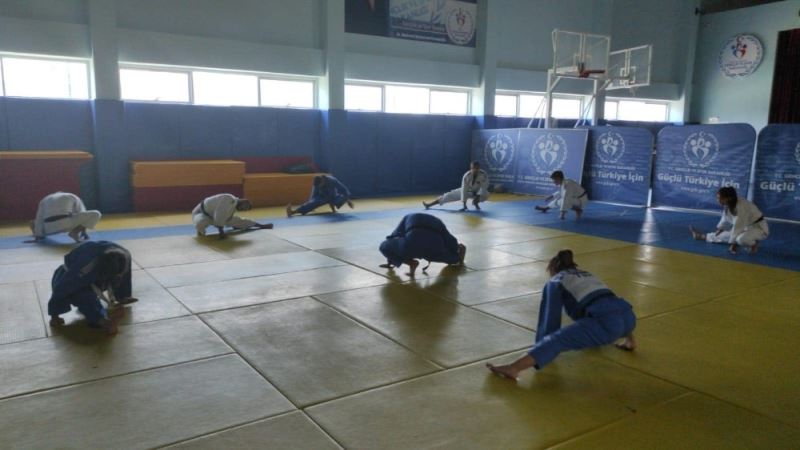 Lisanslı judocular antrenmanlarını sürdürüyor
