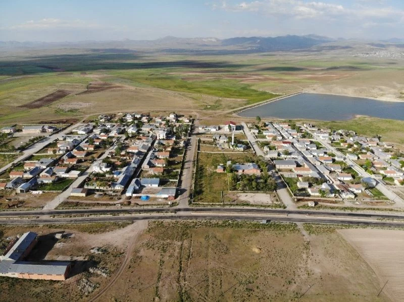 (Özel) Göl manzaralı simetrik yapılar kuş bakışı ile ayrı bir güzellik oluşturuyor
