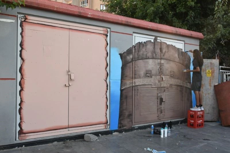 Diyarbakır’ın Sur ilçesindeki trafo binalarına tarihi Sur motifi
