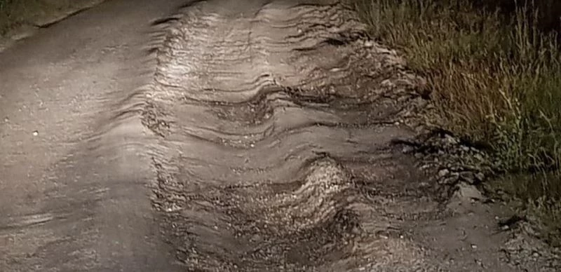 Köylülerin yolu kullanan maden kamyonlarına tepkisi
