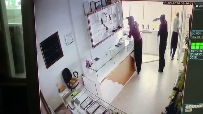 Kadın kılığındaki kuyumcu soyguncuları Kozan’da yakalandı
