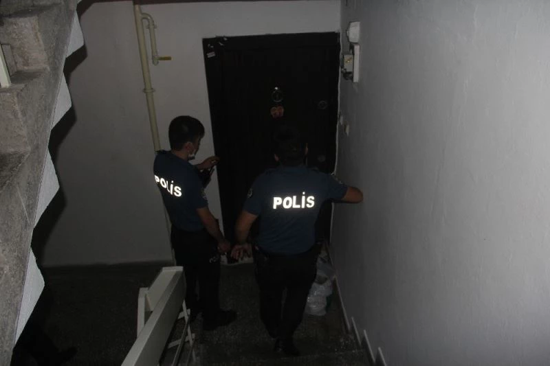 Polis, kadını adamın elinden kurtarmak için kapıyı tekmeledi
