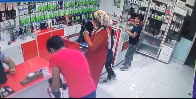 Çocuklarını hırsızlığa sürüklüyorlar
