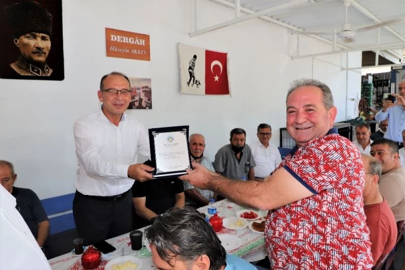 Başkan Akın’a esnaflardan teşekkür plaketi
