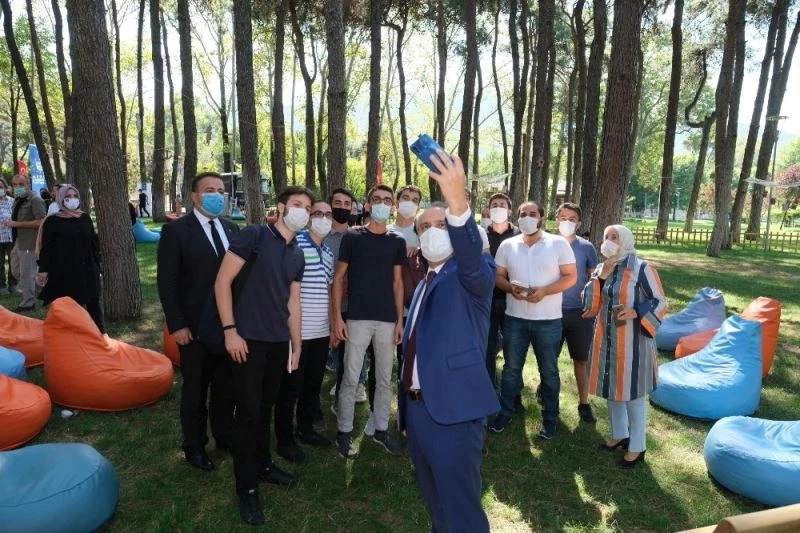 Kitap kurtlarını açık havada buluşturan kütüphane
