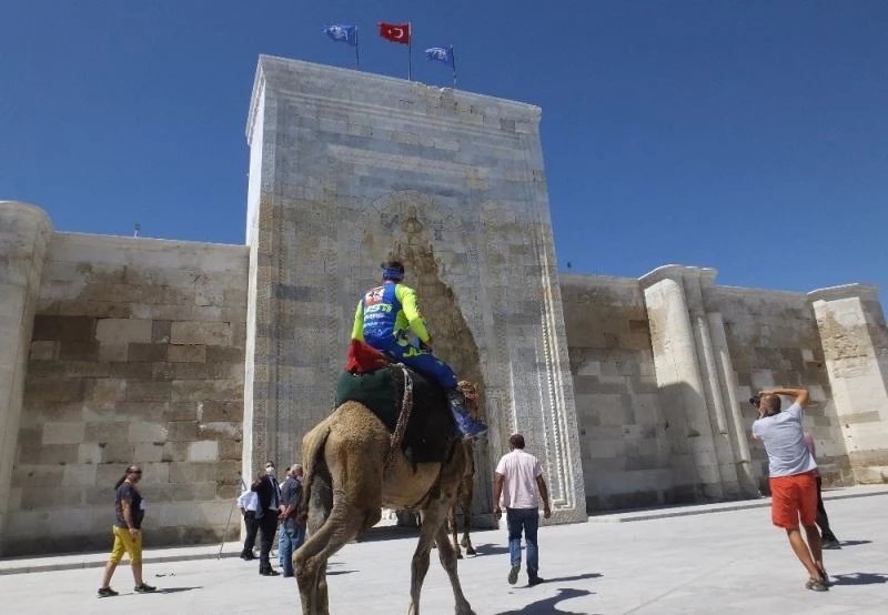 TransAnatolia Rally yarışçıları develerle renkli görüntüler oluşturdu
