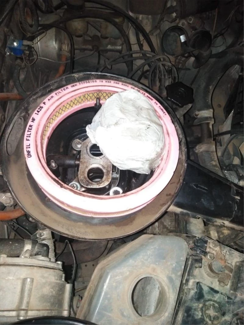 Aracın motoruna uyuşturucu gizlemişler
