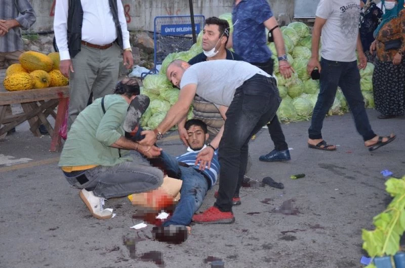 Pazarda karşılaşan husumetli tarım işçileri birbirine girdi: 2 yaralı
