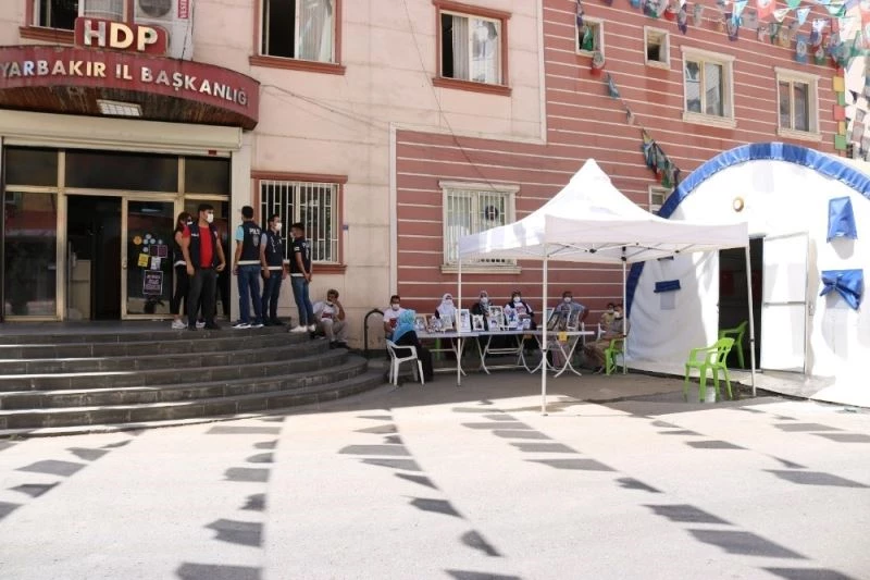 Diyarbakır’da evlat nöbetindeki ailelerin hikayeleri yürek burkuyor
