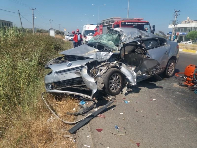 Burhaniye’de baba kızın bulunduğu araç vince çarptı
