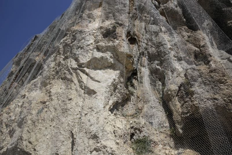 Geyikbayırı’nda kayalık alana tel ağ geriliyor
