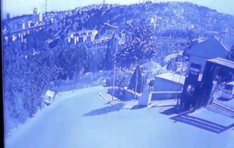 (Özel) Eyüpsultan’da rampayı çıkamayan kamyonet geriye doğru kayarak devrildi
