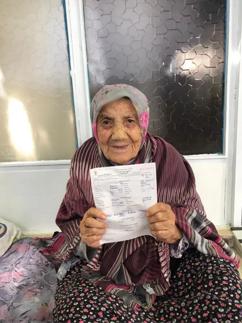 112 yaşındaki Güllü nine Erdoğan sevdasını böyle anlattı
