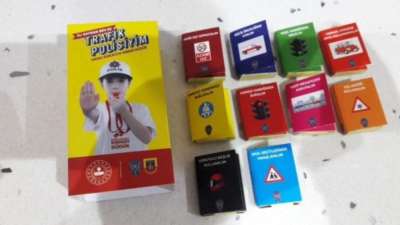 Sürücülere çikolatalı trafik ansiklopedisi dağıtıldı
