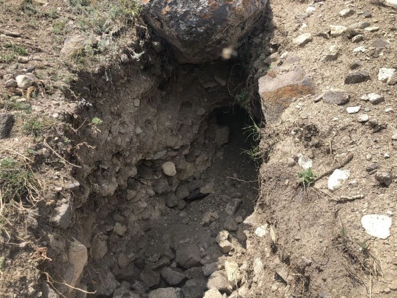 Kars’ta, defineciler bu kez kaya dibini kazdı
