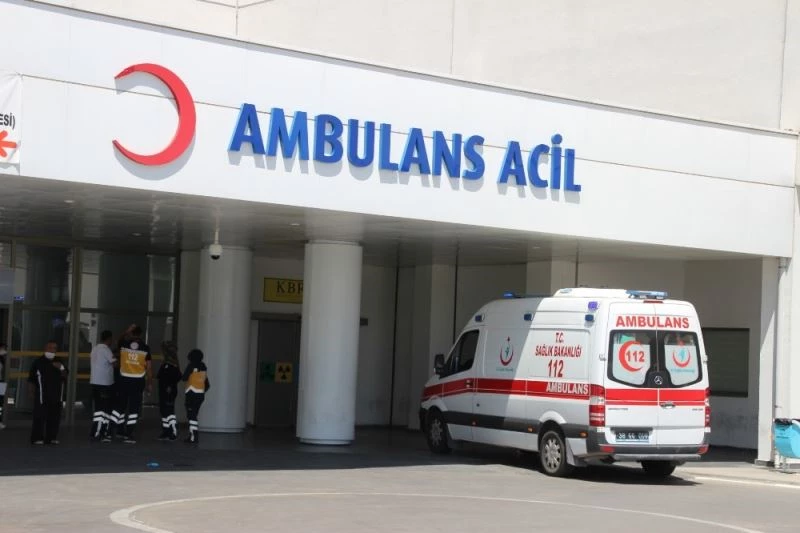 Baraj gölünde boğulma tehlikesi geçiren üniversiteli Harun’u çevredeki vatandaşlar çıkardı
