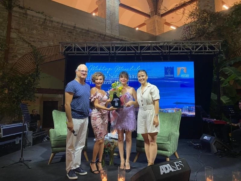 Ay ışığı sohbetlerinin bu haftaki konuğu ünlü oyuncu Gonca Vuslateri oldu
