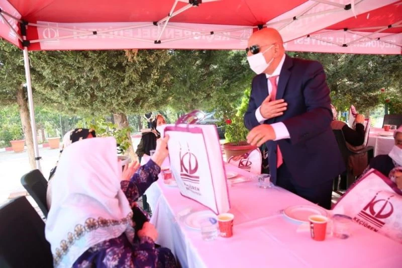 Keçiören Belediye Başkanı Altınok yaşlılarla bayramlaştı