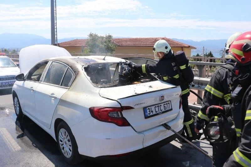 Tatile giden çiftin yanan otomobillerinden son anda kurtuldu
