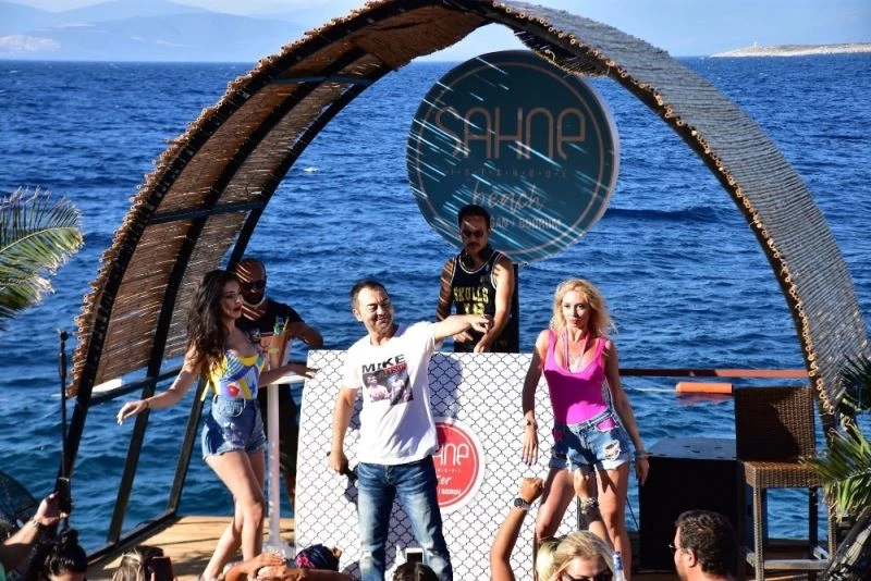 Serdar Ortaç bayram konserine 25 yılın özetini sığdırdı
