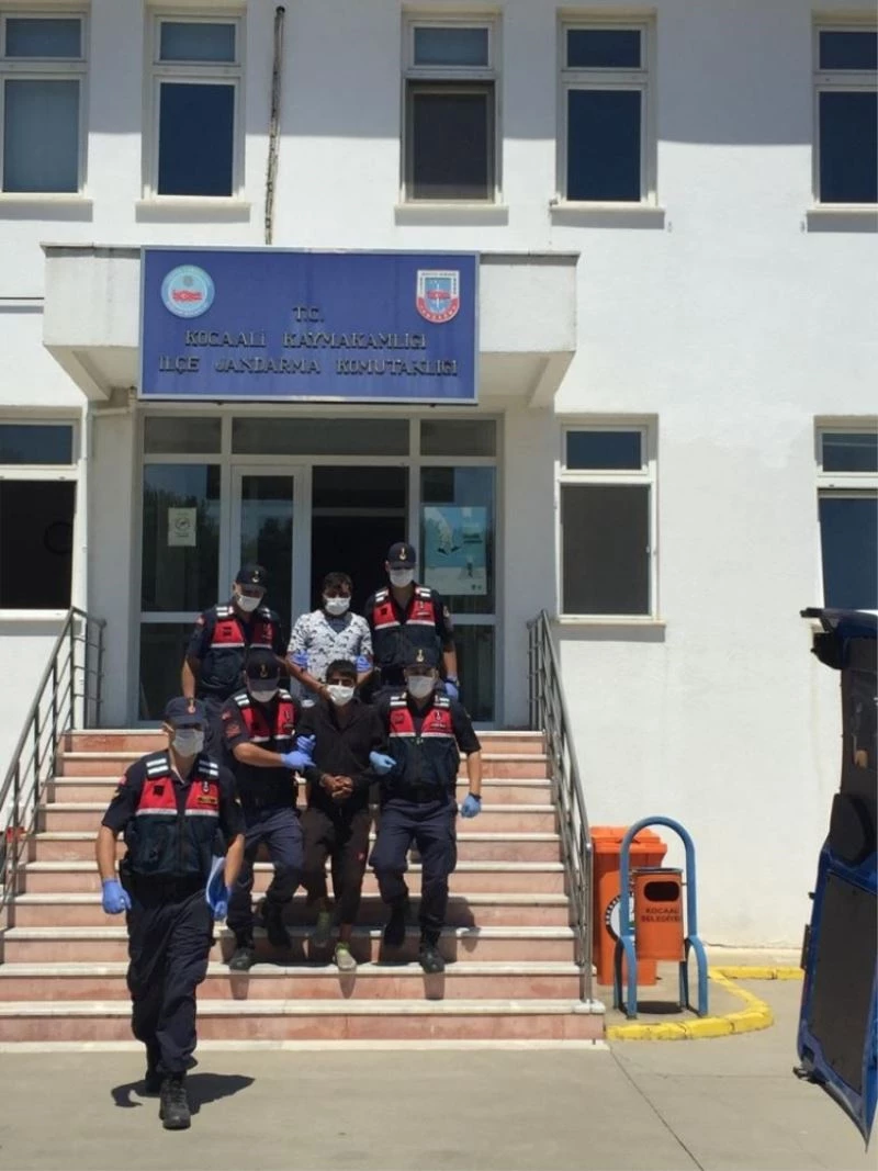 Serinlemek için denize girdi aracının başına gittiğinde ise şoke oldu
