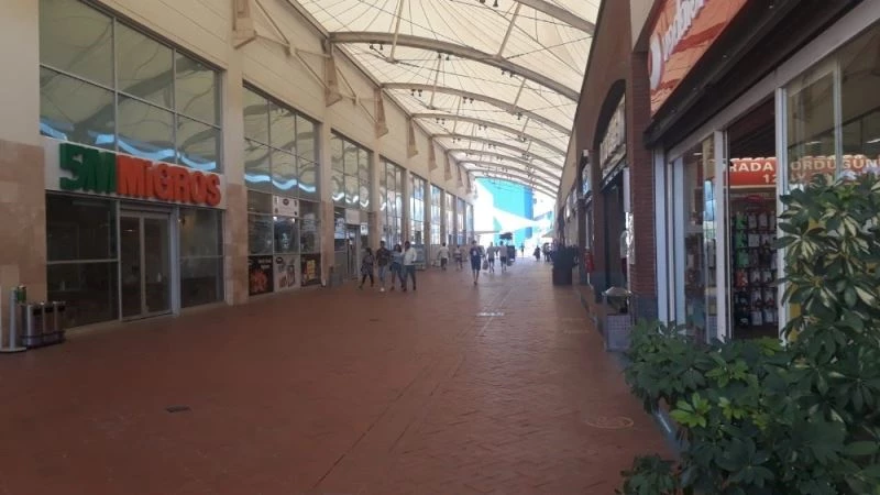 İzmir AVM’lerinde sessiz bayram
