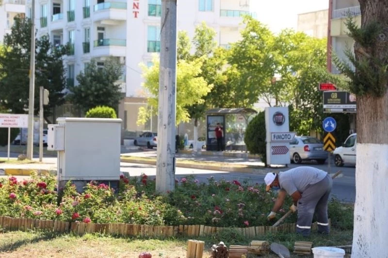 Kavşak ve refüjlerde bakım çalışması
