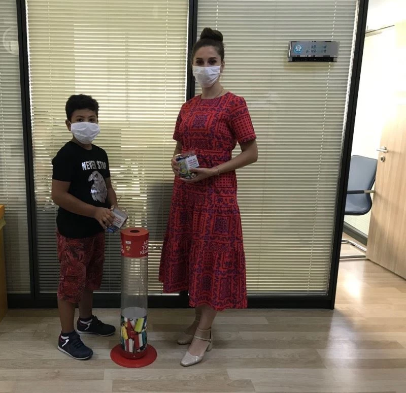 Çevreci minik, topladığı atık pilleri büyükşehire teslim etti
