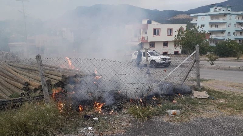 Elektrik tellerinden çıkan kıvılcım depoyu yaktı
