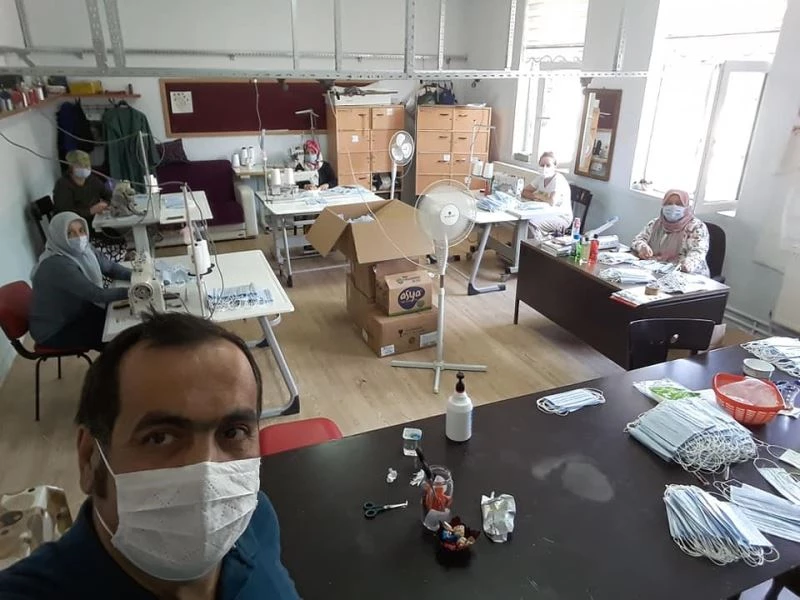 Gölyaka Halk Eğitim Merkezi bu sefer öğrenciler için maske dikiyor
