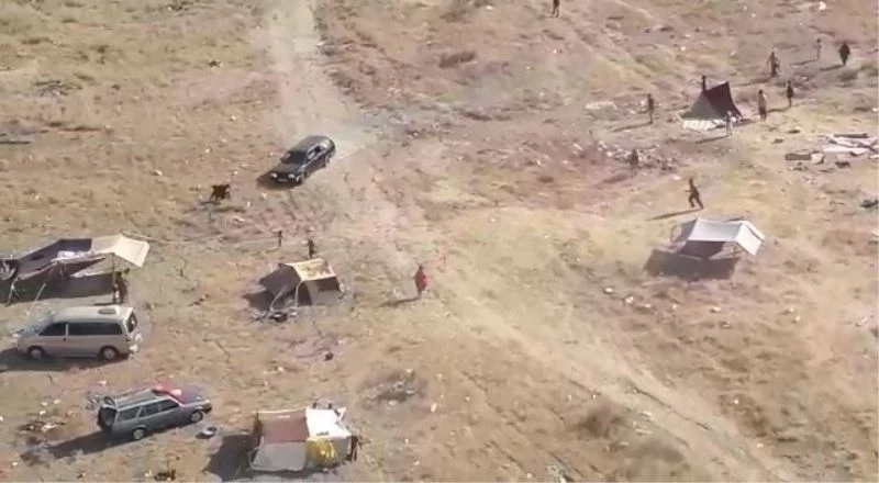 Çılgınlık anları kamerada...Öfkesini alamadı, direksiyonu kalabalığın üzerine sürdü
