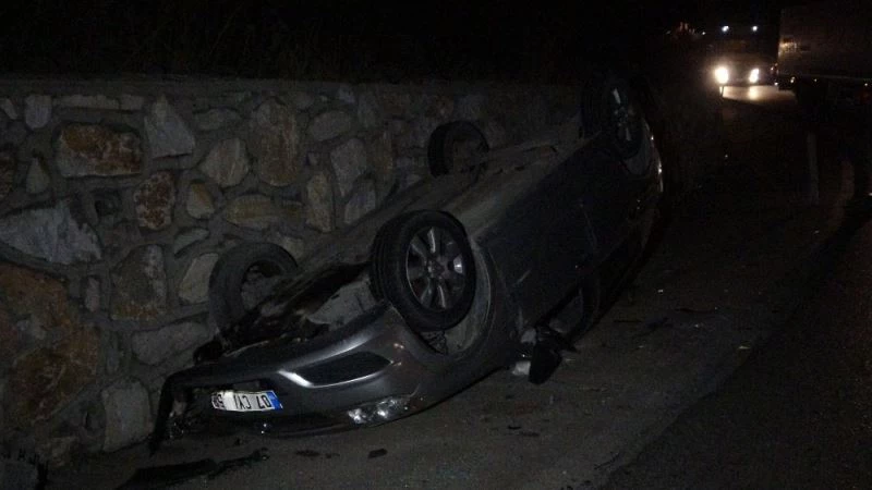 Tırdan düşen demirlere çarpan otomobil ters döndü; 3 yaralı
