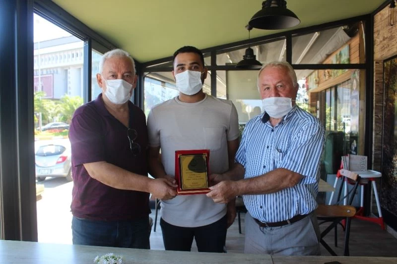 İş yerinde bulduğu 170 bin liralık ziynet eşyasını sahibine teslim eden esnafa plaket verildi
