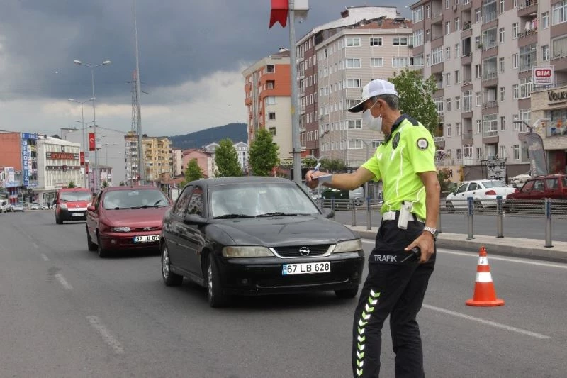13 sürücüye kırmızı ışık ihlalinden cezai işlem uygulandı

