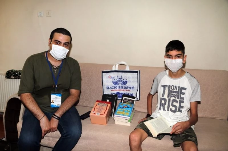 Hastalığına rağmen iki günde bir kitap bitiren Bedirhan örnek oluyor
