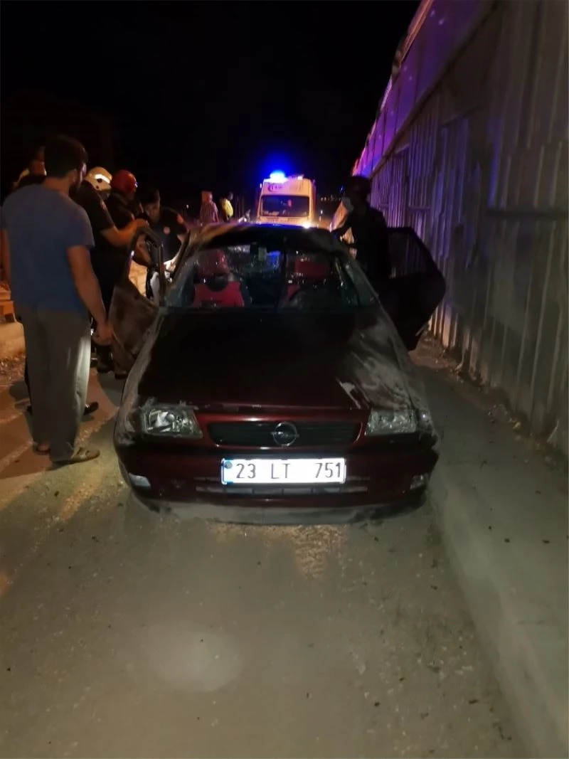 Elazığ’da aynı yerde ikinci kaza,  otomobil üst geçitten uçtu: 3 yaralı
