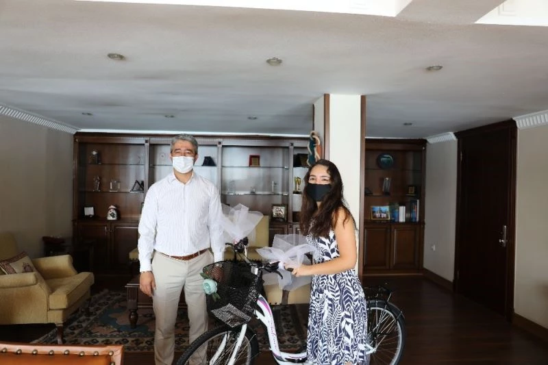 YKS birincisi Uyar’a Marmaris Belediyesi’nden bisiklet hediyesi
